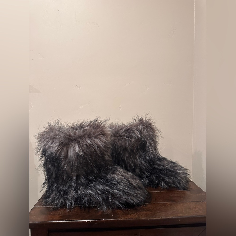 Skims Faux Fur Gray slipper Boots NWOT